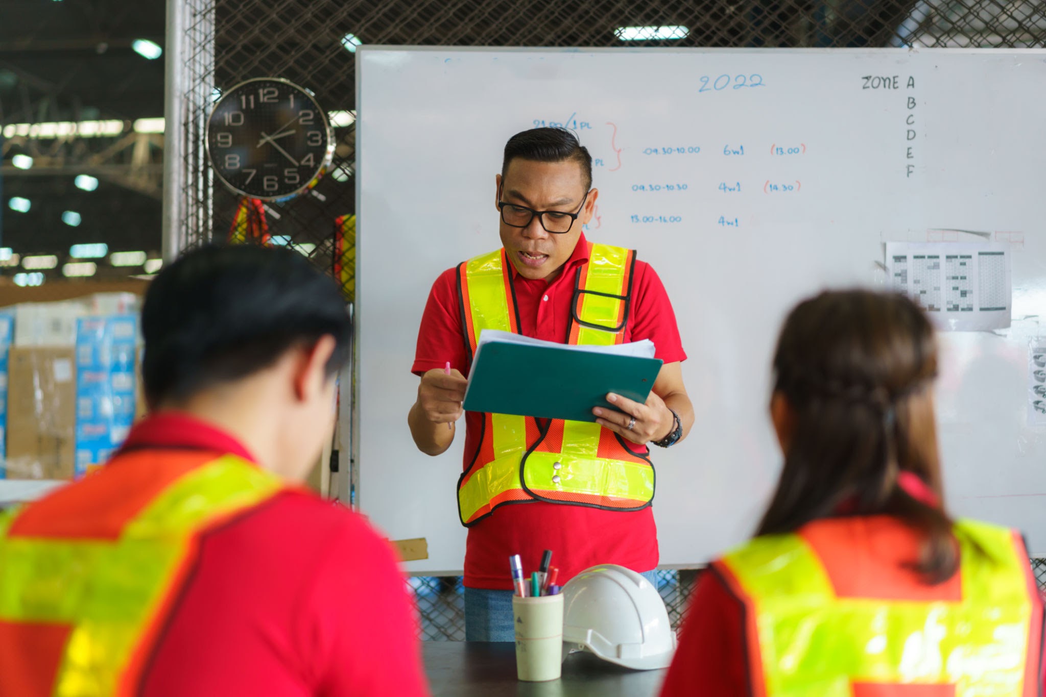 The team leader is the dispatcher. technician training Supervisors, engineers, in the morning meeting before work where everyone wears masks to prevent coronavirus and work safety.